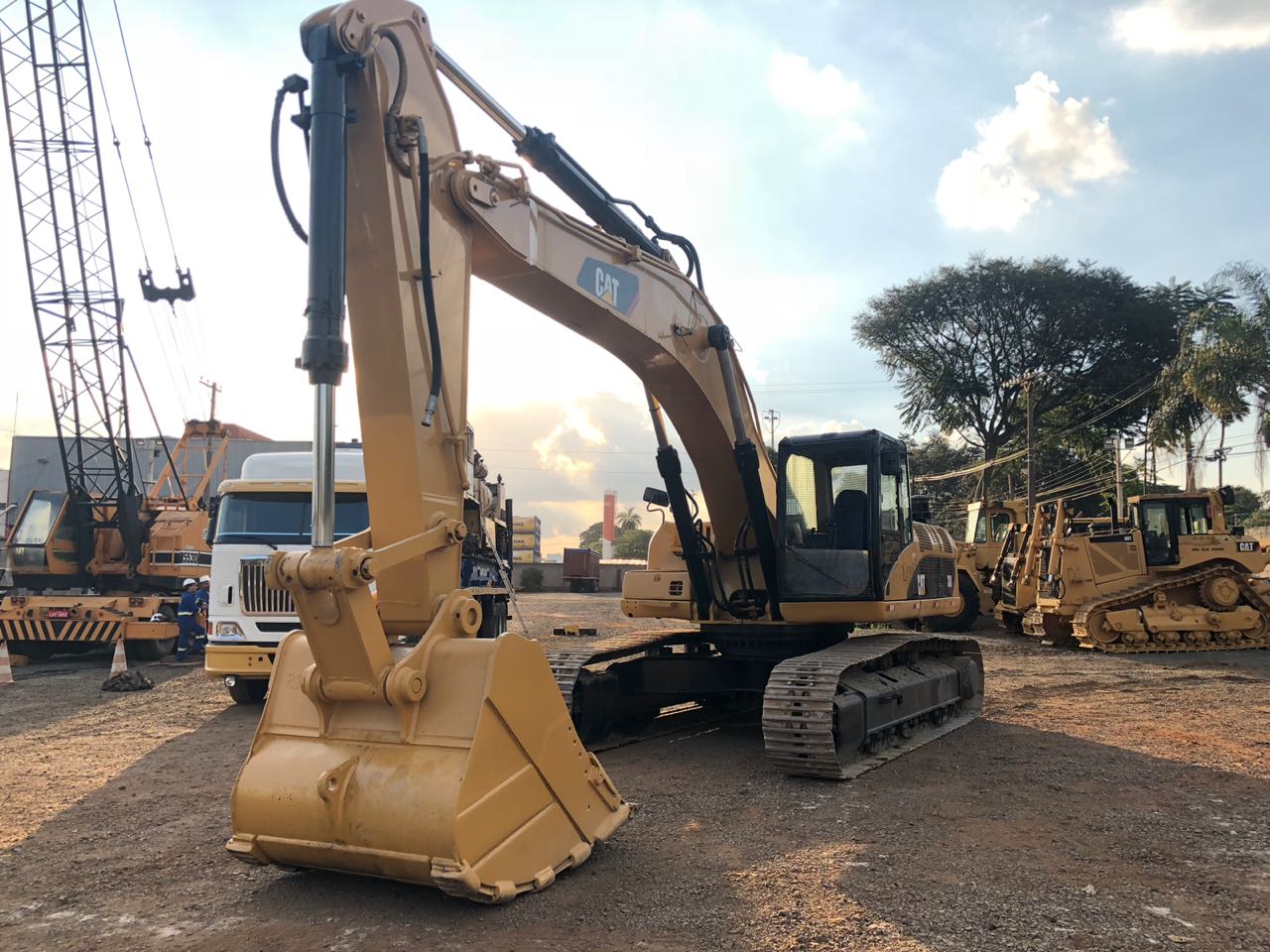 ESCAVADEIRA - CAT - 330C - 2004-DOMAQ