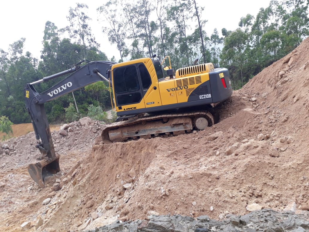 ESCAVADEIRA - EC210B - 2012 - ZACCARON AREAL.jpeg